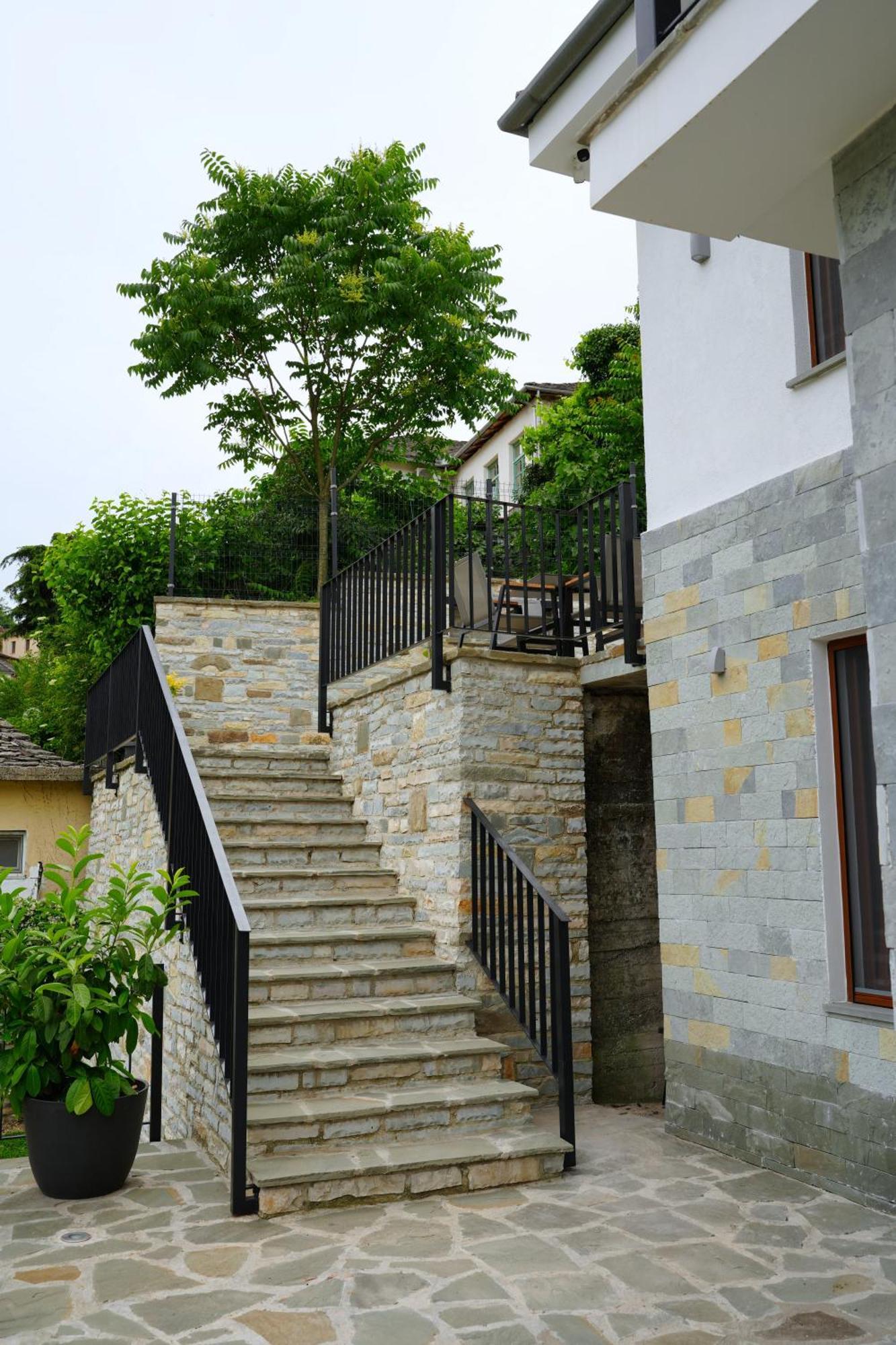 Castlefront Villa Гірокастра Екстер'єр фото